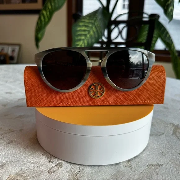 Tory Burch Sunglasses & Case Tortoise Pilot Sunglasses $188 NWT SOLD OUT ONLINE - Picture 15 of 15